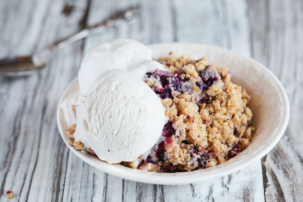 BLackberry crumble with ice cream